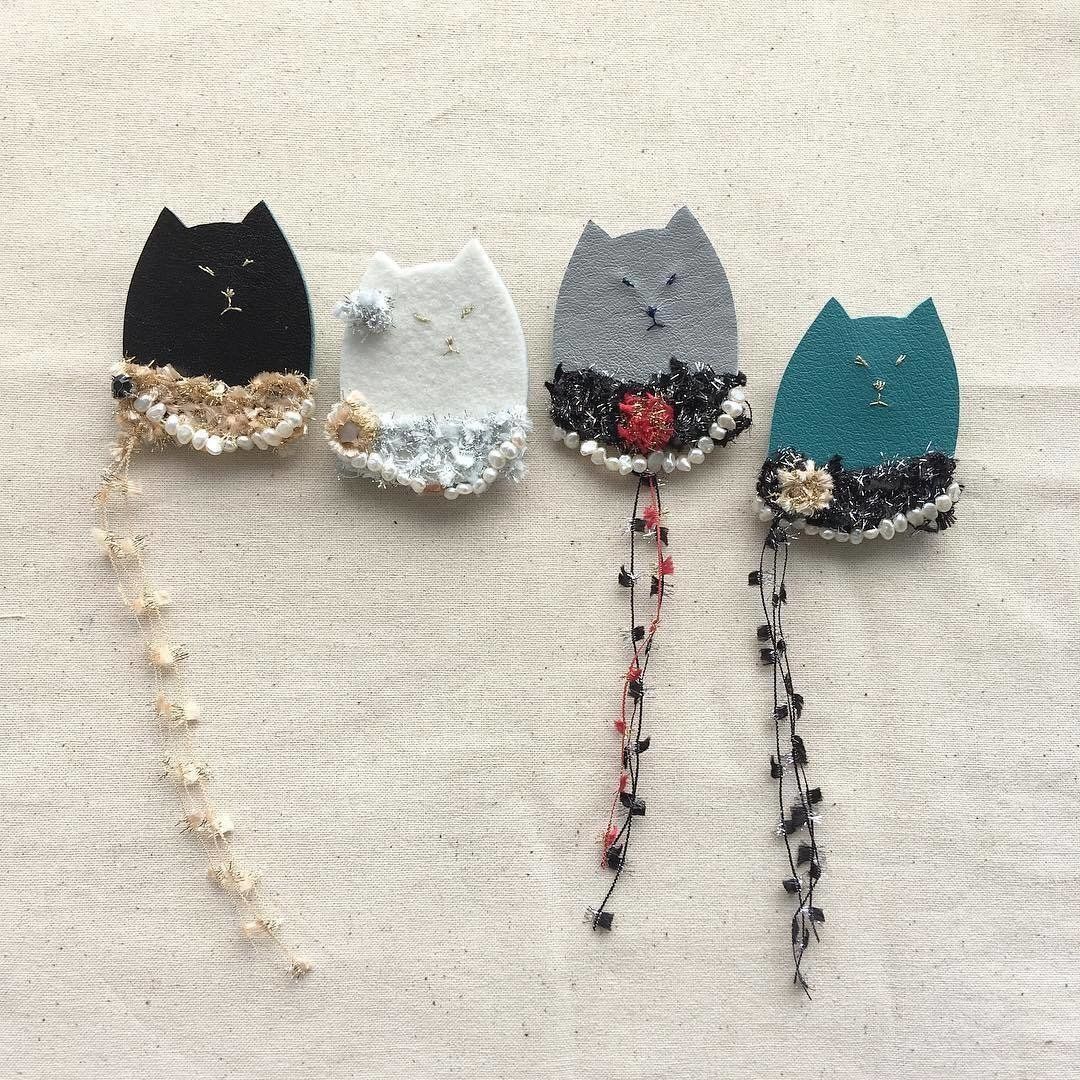 おめかし猫の貴婦人ブローチ