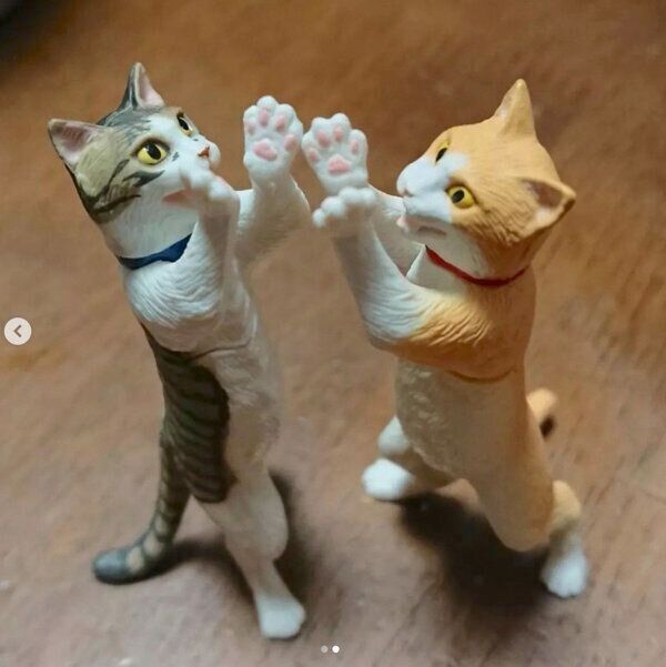 カプセルトイ「真剣白刃取りする猫～ペン置けました～」