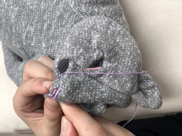 猫のぬいぐるみ制作中の様子