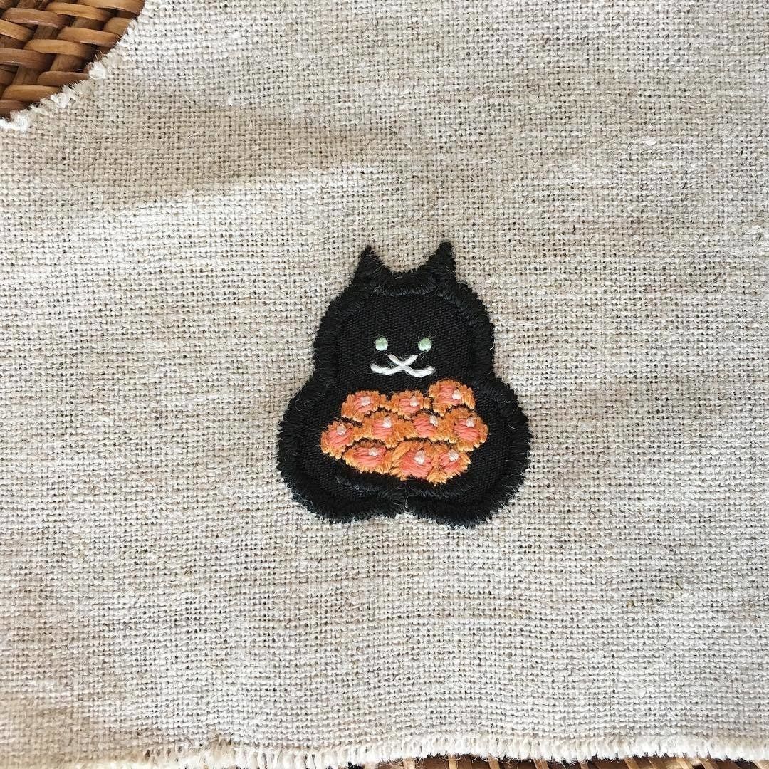 イクラを抱えた黒猫