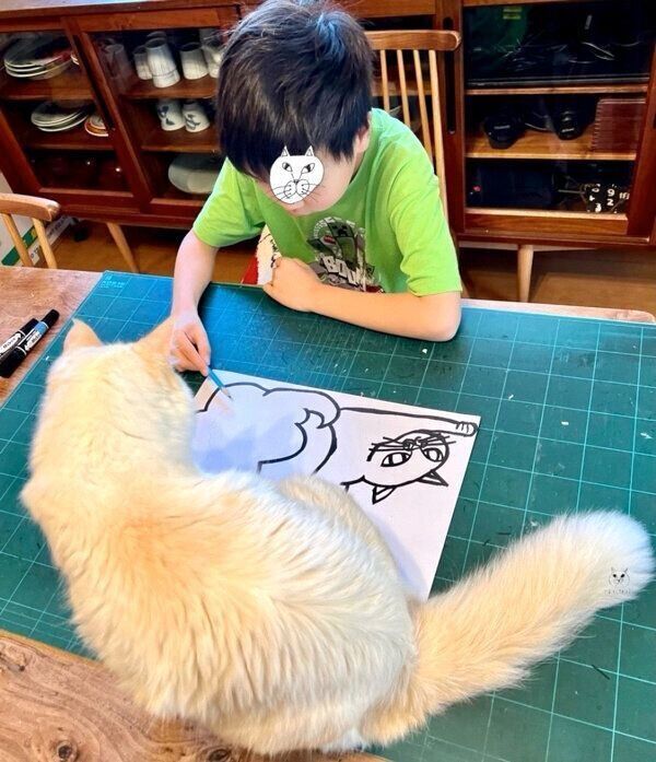 切り絵アートをする息子さん