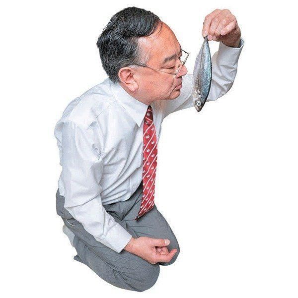 生魚のニオイを嗅ぐ石川先生