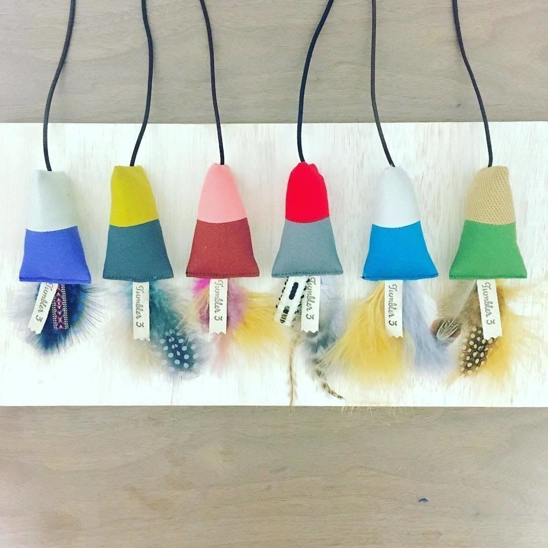 バイカラーの飛びつくおもちゃ