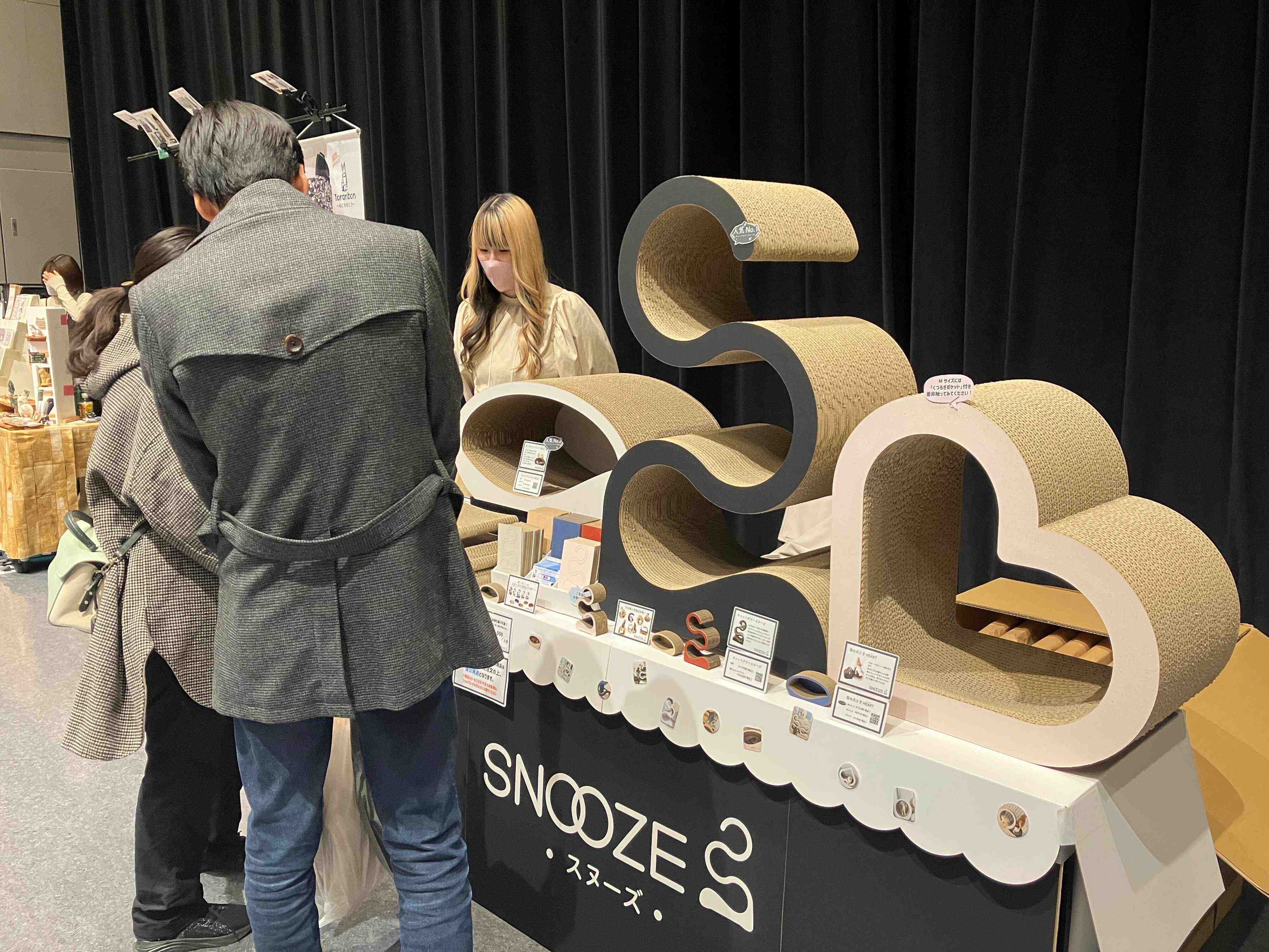 グッドデザイン賞を受賞した「キャットタワースヌーズ」。研ぎカスが出にくく強度の高い段ボールで、お客さまの１台平均使用年数は２年以上だそう！