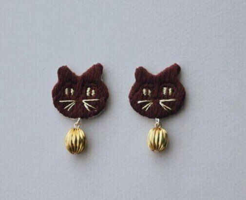 猫ピアス　茶色