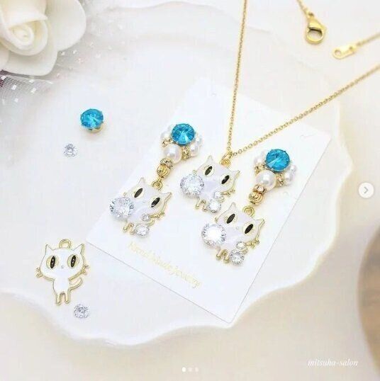 白猫のネックレスとピアス