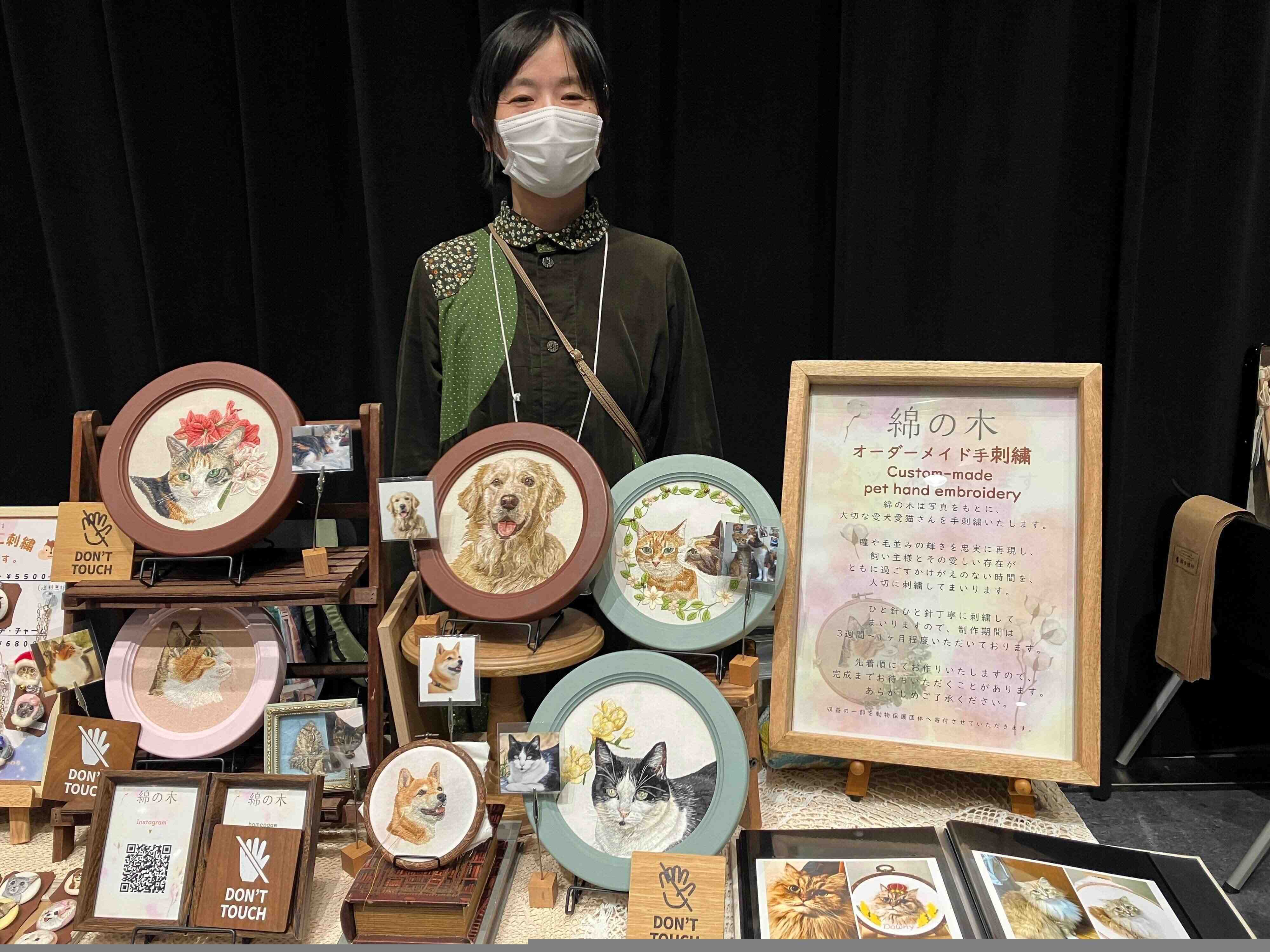 手刺繍のお店「綿の木」さん。写真をもとに丁寧にひと針ひと針紡ぐオーダーメイド品は、注文が増え、やむなくオーダー休止中なのだとか。光の加減で印象が変わり、とてもきれいでした。