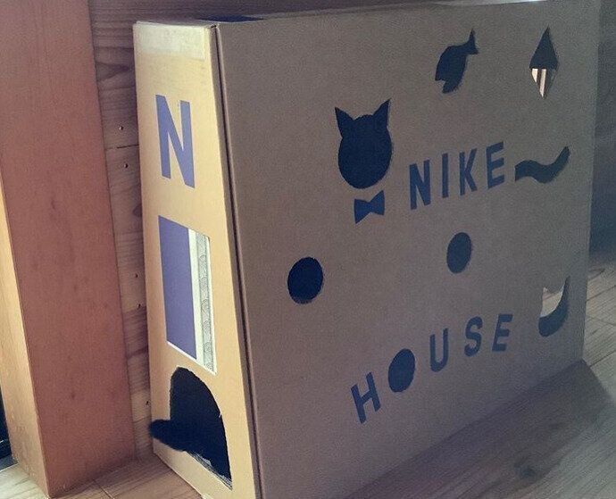 NIKEの名前入り段ボールハウス
