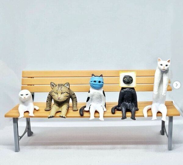 カプセルトイ「座る変な猫」