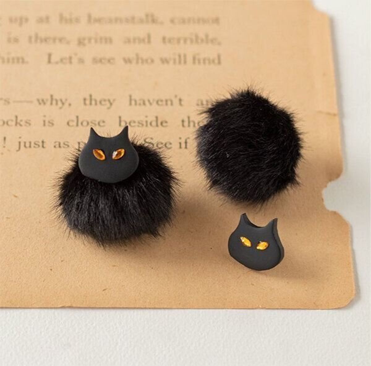 大人でもファッションに取り入れやすい 耳元を飾る 猫モチーフのピアス イヤリング がかわいい ねこのきもちweb Magazine 大人でもファッションに取り入れやすい 耳元を飾る 猫モチーフのピアス イヤリング がかわいい ねこのきもちweb Magazine