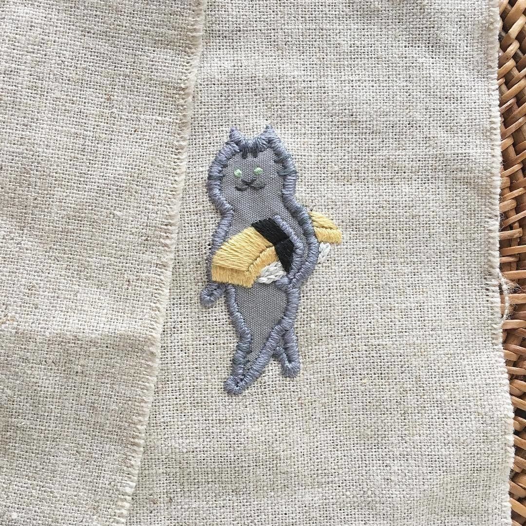 たまごのお寿司を抱えた猫の刺繍