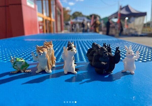 カプセルトイ「ピースするどうぶつ」