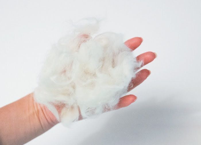 猫毛マスコット作り方、手のひらに毛をのせる