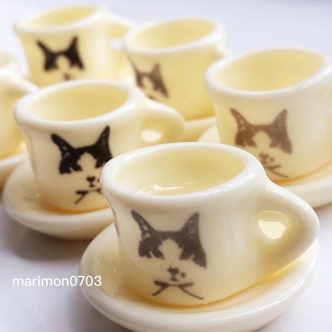 カップにも猫のイラストが