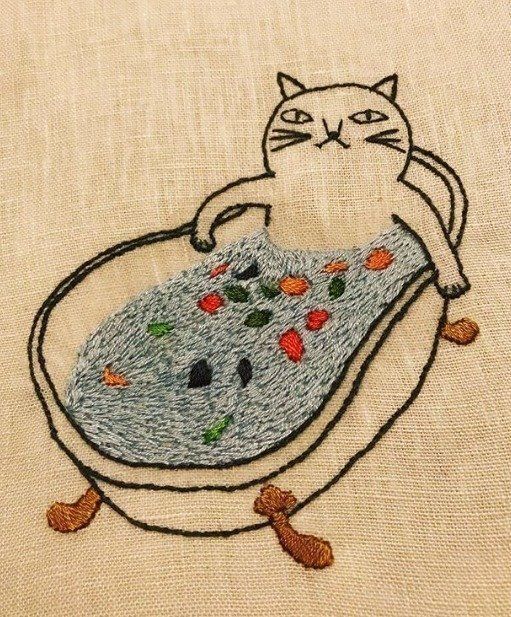 お風呂でくつろぐ猫