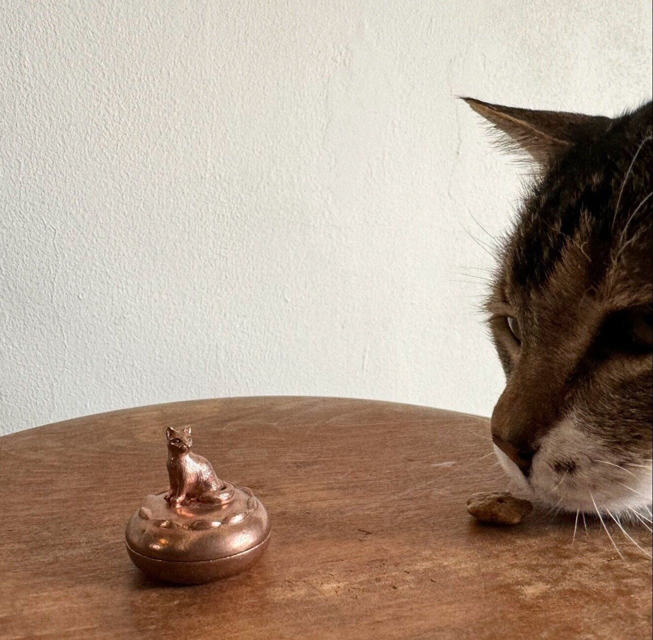 飼い主さんが製作した、猫モチーフの金属製のインテリア小物