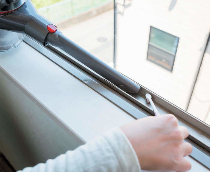 サッシの汚れを掃除機で吸う