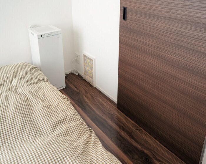 猫専用ドアの付いた寝室