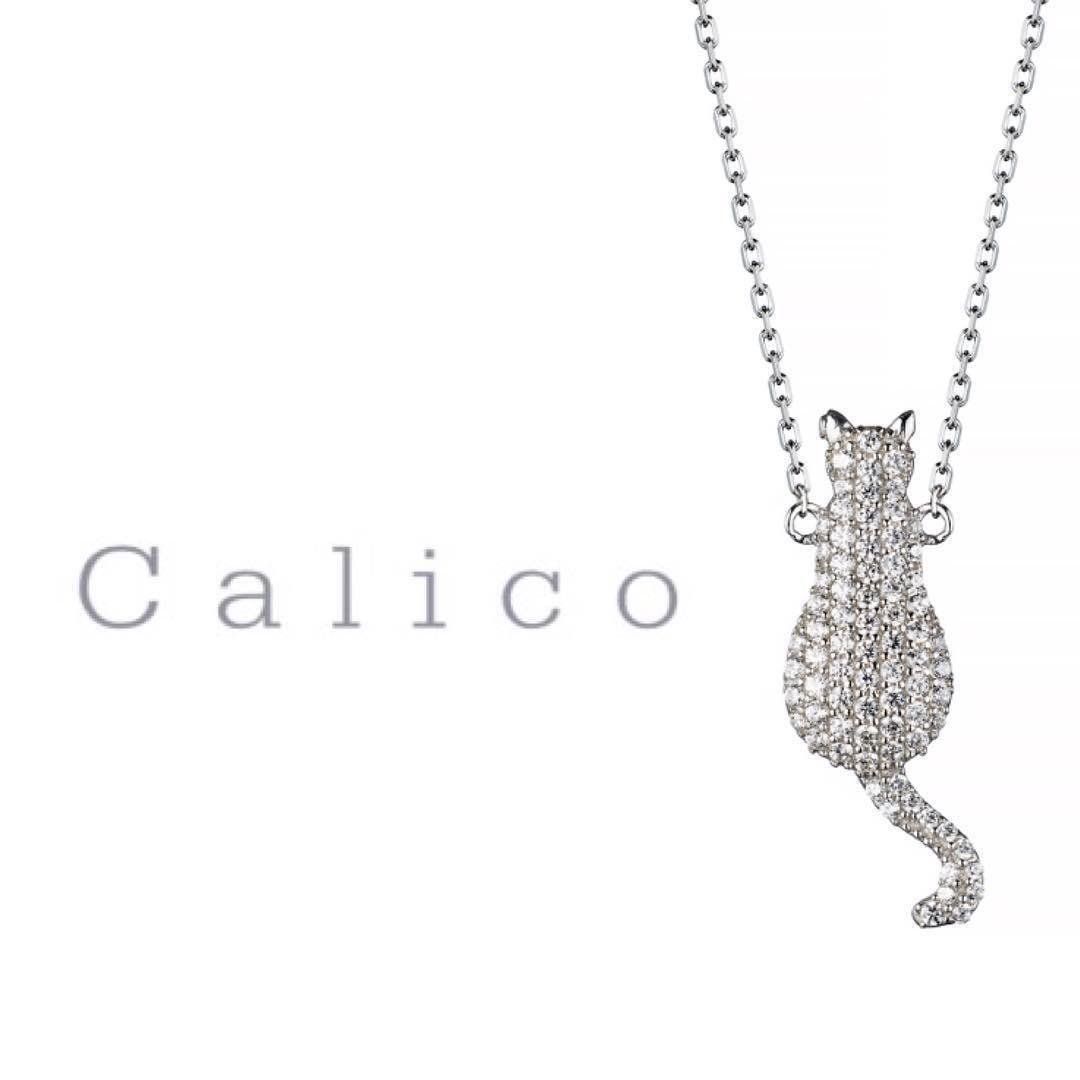 [キャリコ] Calico キャットプレート(伸び猫)ネックレス ホワイト キュービックジルコニア使用 CA-00019-NE_01 | [キャリコ] Calico キャットプレート(伸び猫)ネックレス