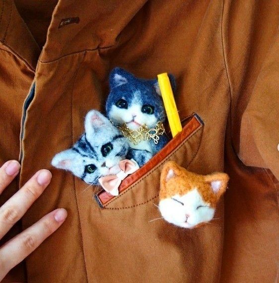 ポケットから出ている猫の羊毛フェルトのブローチ