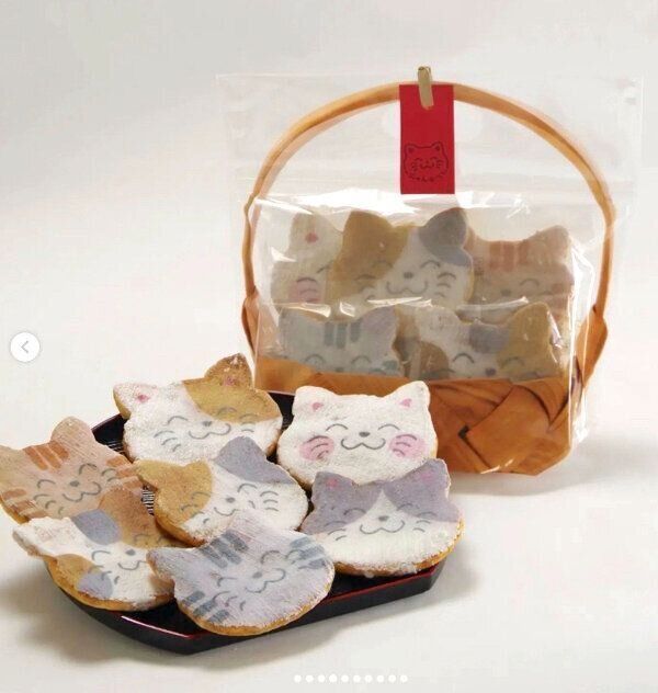 老舗のせんべい店「みなとや」の「七福にゃんべい」