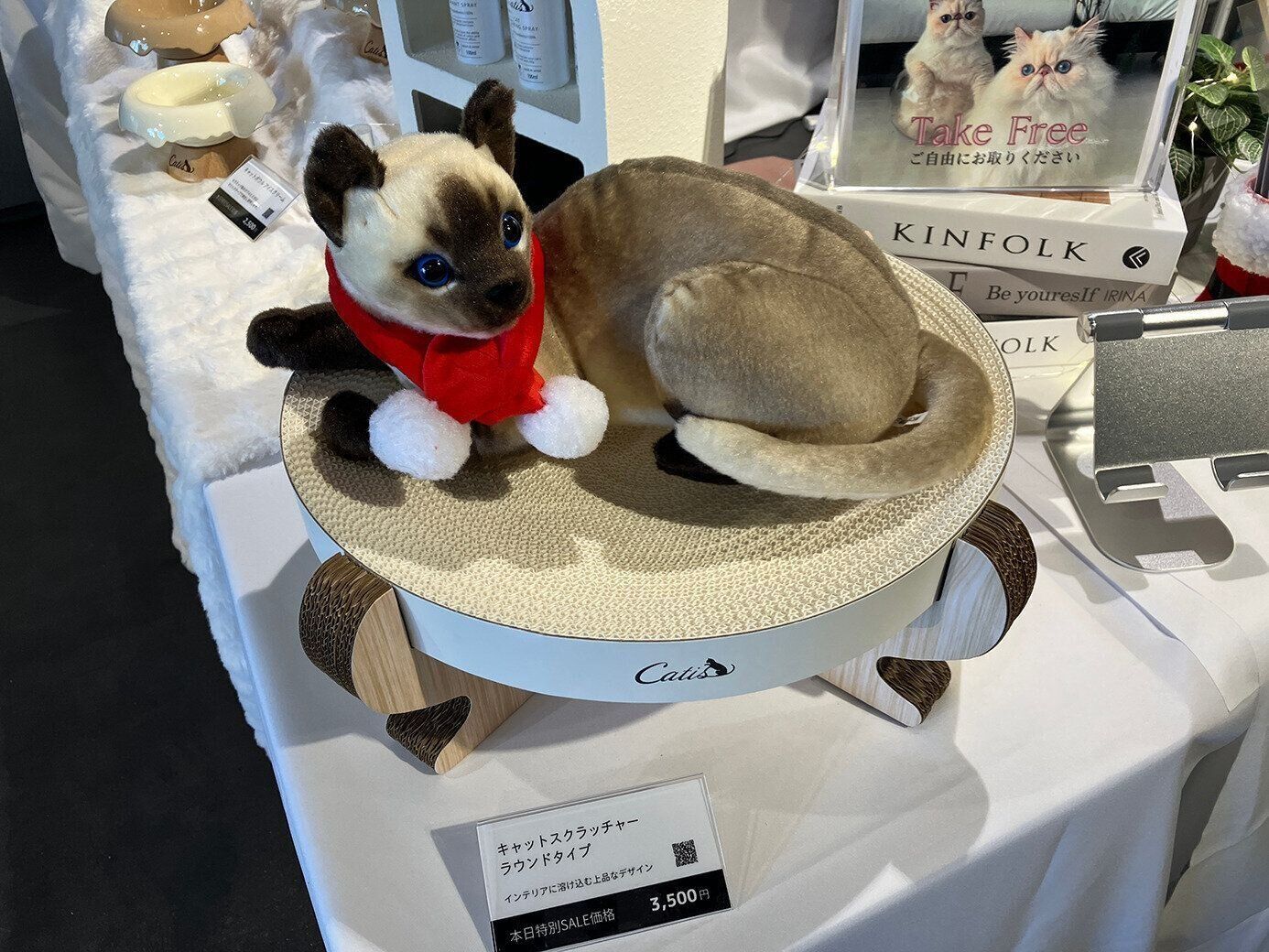 足がついたデザインが上品なスクラッチャー♪　削りカスも出にくいのだとか。