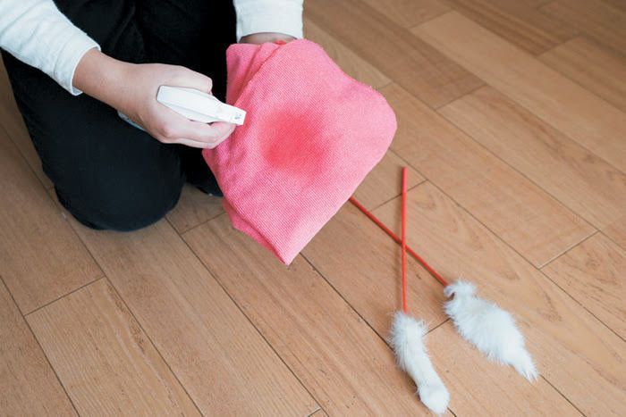 除菌スプレーをクロスに吹きかける