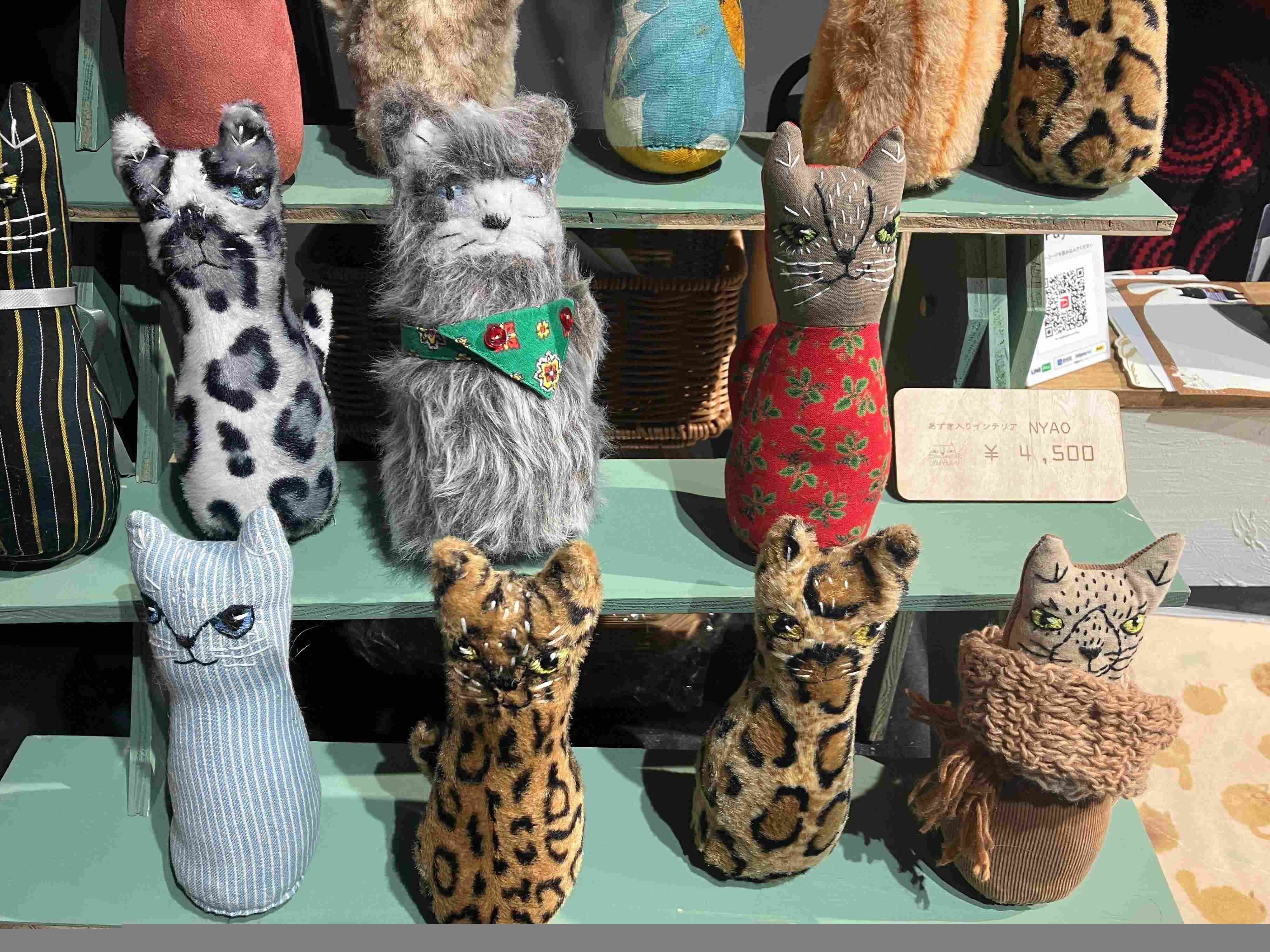 ねこ造形作家「LAYNA ALLEN」さんの手刺繍でお顔を施したオリジナル猫のインテリアぬいぐるみ「NYAO」。別途料金でオーダーもOKとのこと。愛猫とそっくりなぬいぐるみが並んだら愛らしすぎますね。