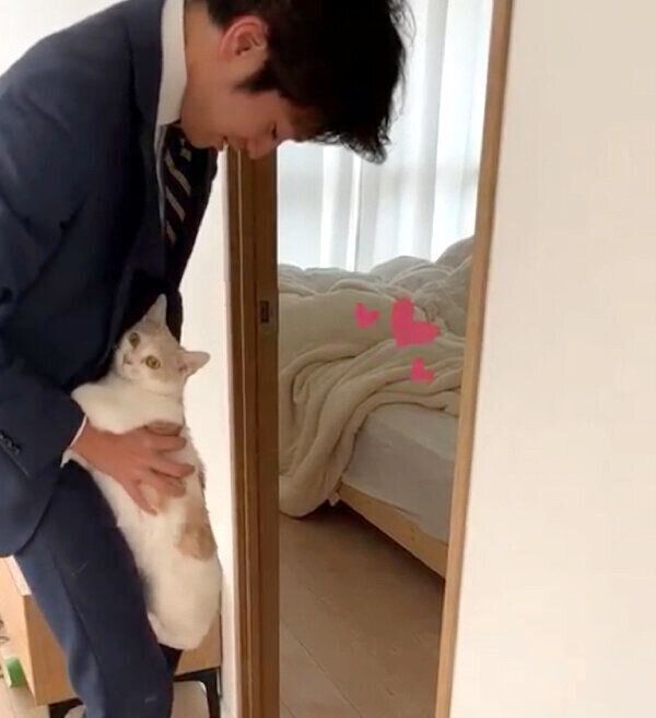 ご主人に抱きつくミソくん