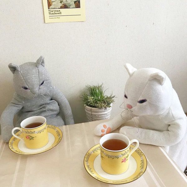 ティータイムを楽しむ猫のぬいぐるみ