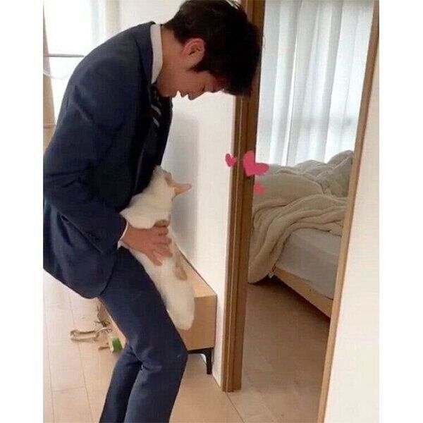 ご主人に抱きつくミソくん