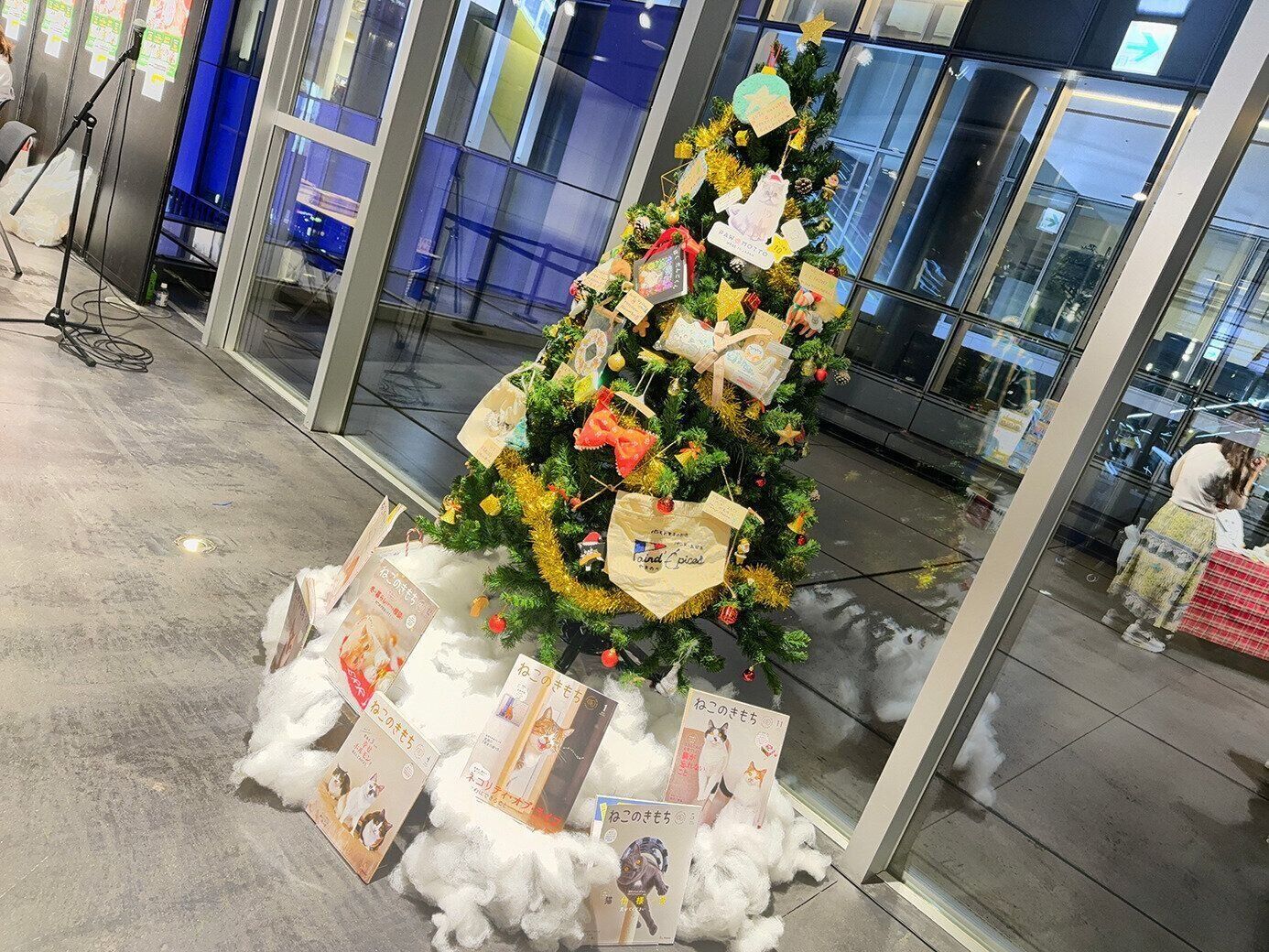 もうすぐクリスマスということで、クリスマスツリーも設置。ご出店いただいた方の商品・グッズもオーナメントとしてツリーに飾らせていただきました♪