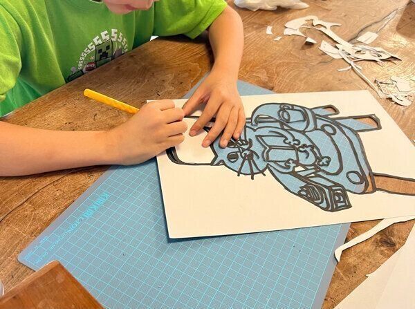 切り絵アートをする息子さん