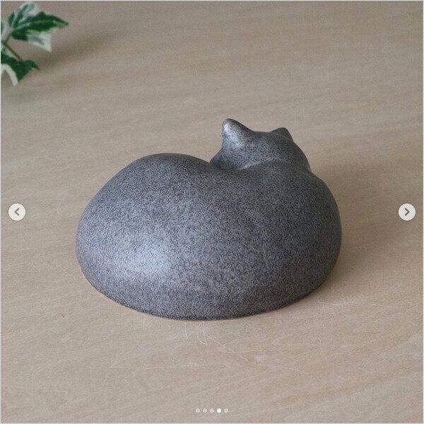 峰村ゆかさんの猫モチーフ陶器作品