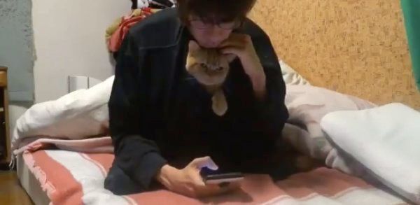 飼い主さんの服の中に入った番長くん