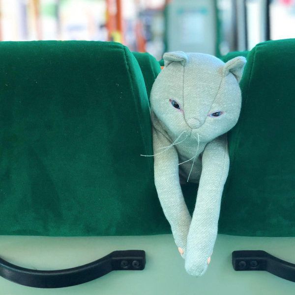 バスに乗る猫のぬいぐるみ