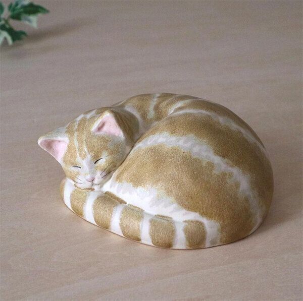峰村ゆかさんの猫モチーフ陶器作品