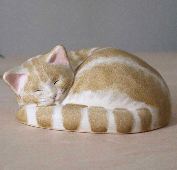 峰村ゆかさんの猫モチーフ陶器作品