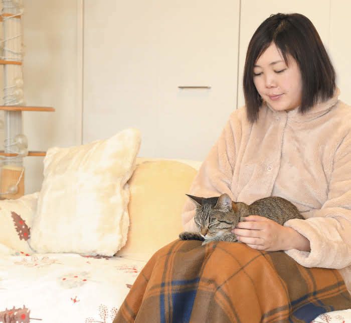 リビングでくつろぐT・Yさんと猫
