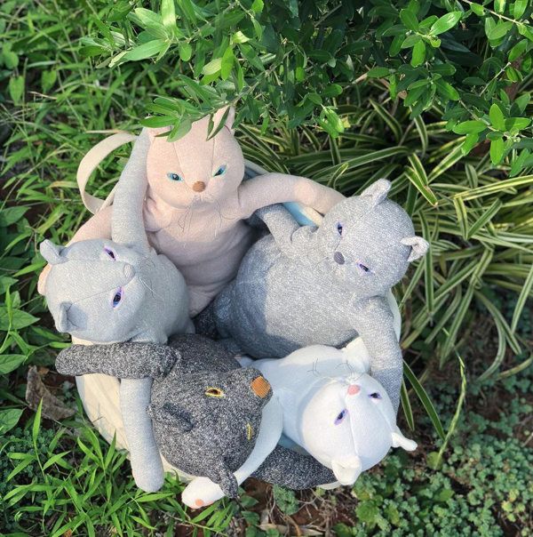 みんなで肩を組む猫のぬいぐるみ