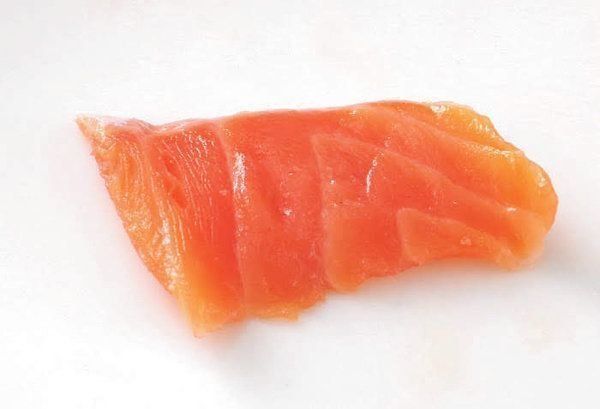 生サケの刺し身