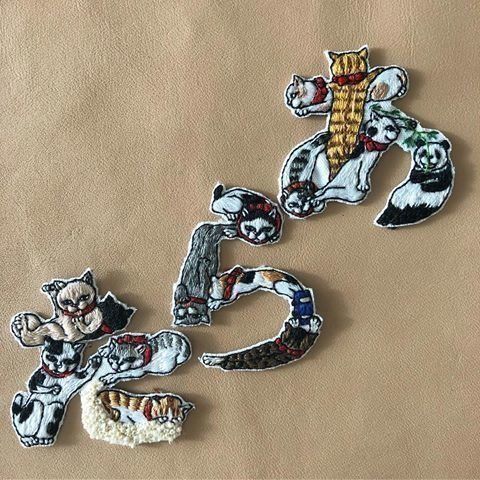 猫文字のブローチ