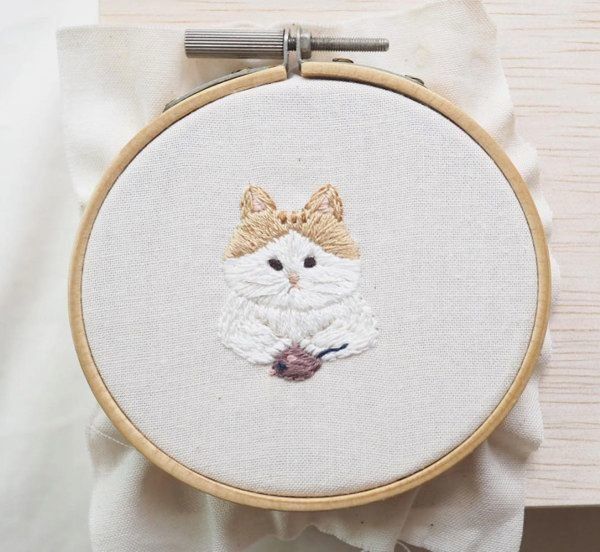 「neko to cotori -ネコとコトリ-」の猫の刺繍作品