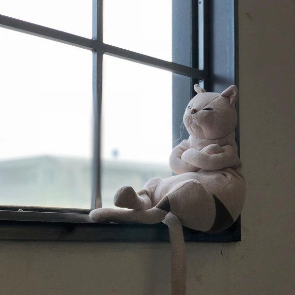もの思いにふける猫のぬいぐるみ