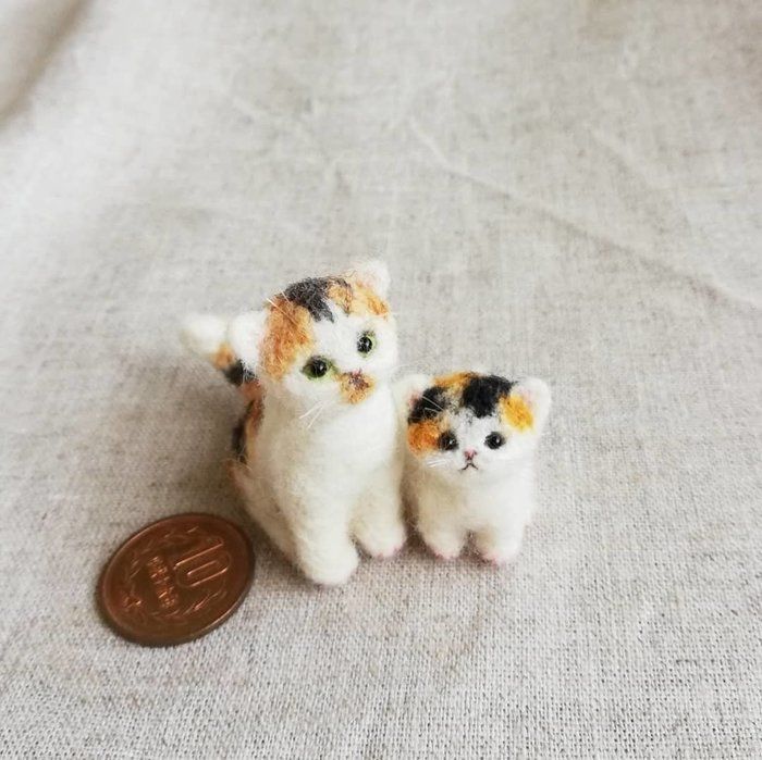 ミニチュアの三毛猫親子
