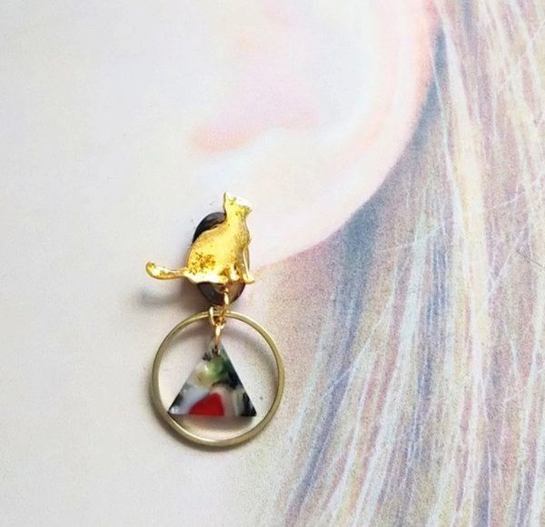 猫と三角まるピアス/イヤリング