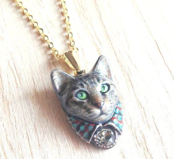 ハンドメイドの猫アクセサリー