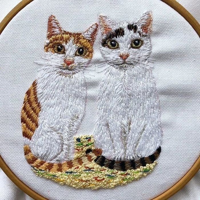 二匹の猫のブローチ