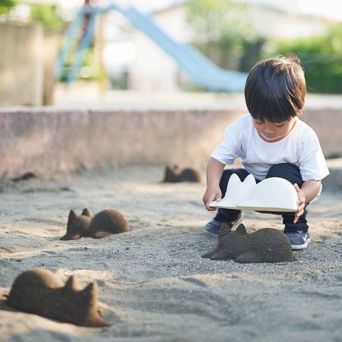 ネコカップで猫シルエットを作る子供
