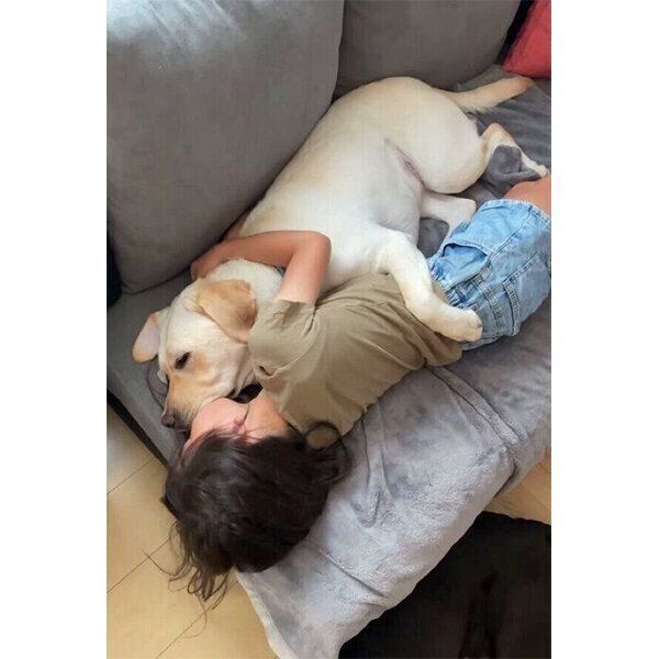 くっついて眠るイズちゃんと娘さん